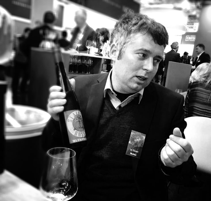 #11: Der Wissenschaftler Daniel Molitor erforscht die Folgen des Klimawandels auf den Weinbau und probiert sein Wissen an der Mosel aus, wo er aufregende Wein-Experimente → in Flaschen füllt.