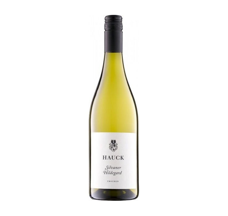 Der herrlich-altmodische und preiswerte Silvaner Hildegard von Hauck ist ein gelungener Wiederbelebensversuch einer fast verschwundenen Mittagswein-Tradition. Hier geht's zur → Besprechung.