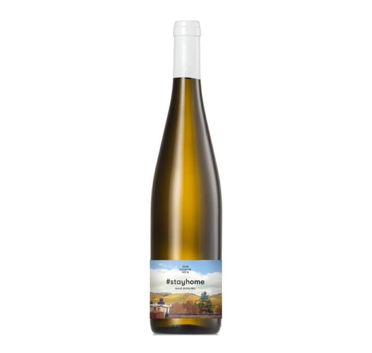 Differenziert und wunderbar saftig schmeckt der Nahe-Riesling Stayhome von Karl Stein. Ein würdiger Name für dieses schlimme Corona-Jahr. Hier geht's zur → Besprechung.