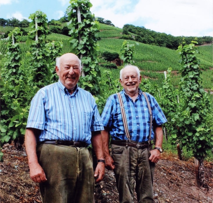 #10: Alfred und Rolf Merkelbach kamen vor dem Krieg zur Welt und keltern immer noch Wein an der Mosel. Christoph Hahn besuchte die beiden und → erzählt einfühlsam ihre Geschichte.
