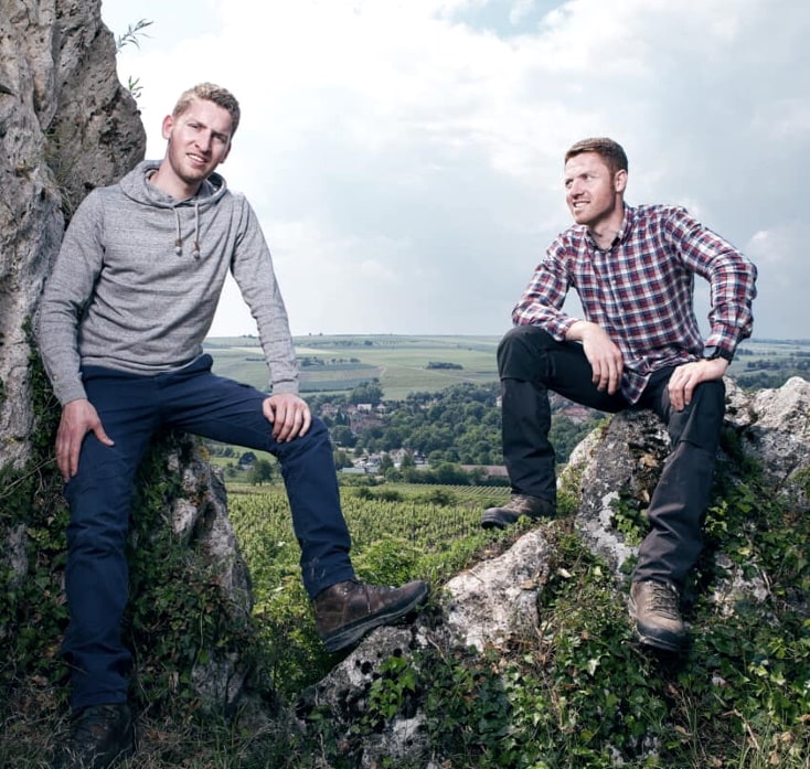 Der Captain sucht ständig gute Weine. Auch solche, die nicht viel kosten. Hier sind die neuesten Fundstücke aus der Preisklasse Unter-10-Euro. Im Bild Stephan (li.) und Georg Schwedhelm aus der Nordpfalz.